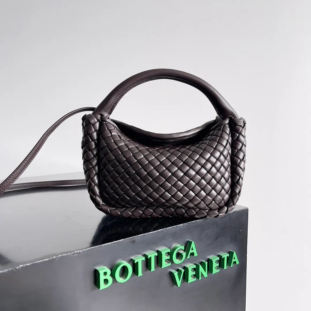 Batch 1760 BOTTEGA VENETA's new mini COBBLE bag. This season's mini Cobble series brings a new style of handbag. The body of the bag resembles the shape of a "Yuanbao", giving you good luck throughout autumn and winter! This Yuanbao bag is made of three pieces of quilted cotton and has an unlined body, showing its quiet power. The bag is carefully designed to create a three-dimensional look. The joints and edges are decorated with lambskin strips to create a sense of simplicity. The handbag is not lined, so you can directly appreciate the consistent lambskin on the outside and inside. It is beautiful both inside and outside. The top handle of this handbag is made of leather-wrapped rope and is quite sturdy. The detachable shoulder strap is secured by a leather buckle inside the bag. Can be carried by hand, carried on the shoulder or cross-body, very easy to match! Style number: 805739 Size: 23*11*8cm